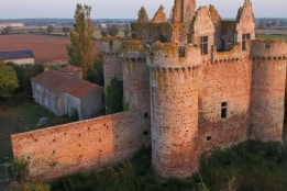 Новости рынка → Долю во французском замке предлагают приобрести всего за €50